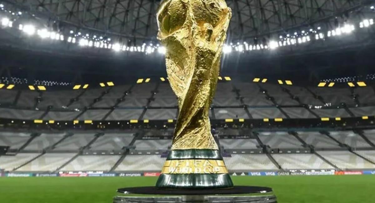 Imagem de jornalistas analisando evolução da Copa do Mundo ao longo dos anos.