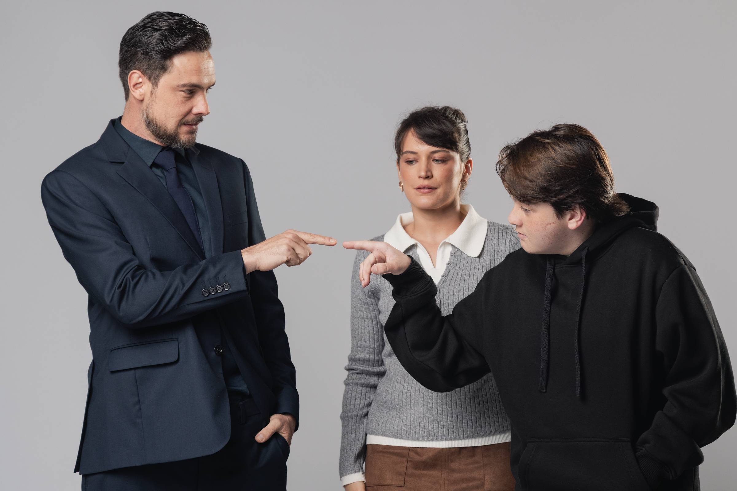 Sérgio Guizé interpreta Deus deprimido em peça ao lado da mulher, a atriz Bianca Bin