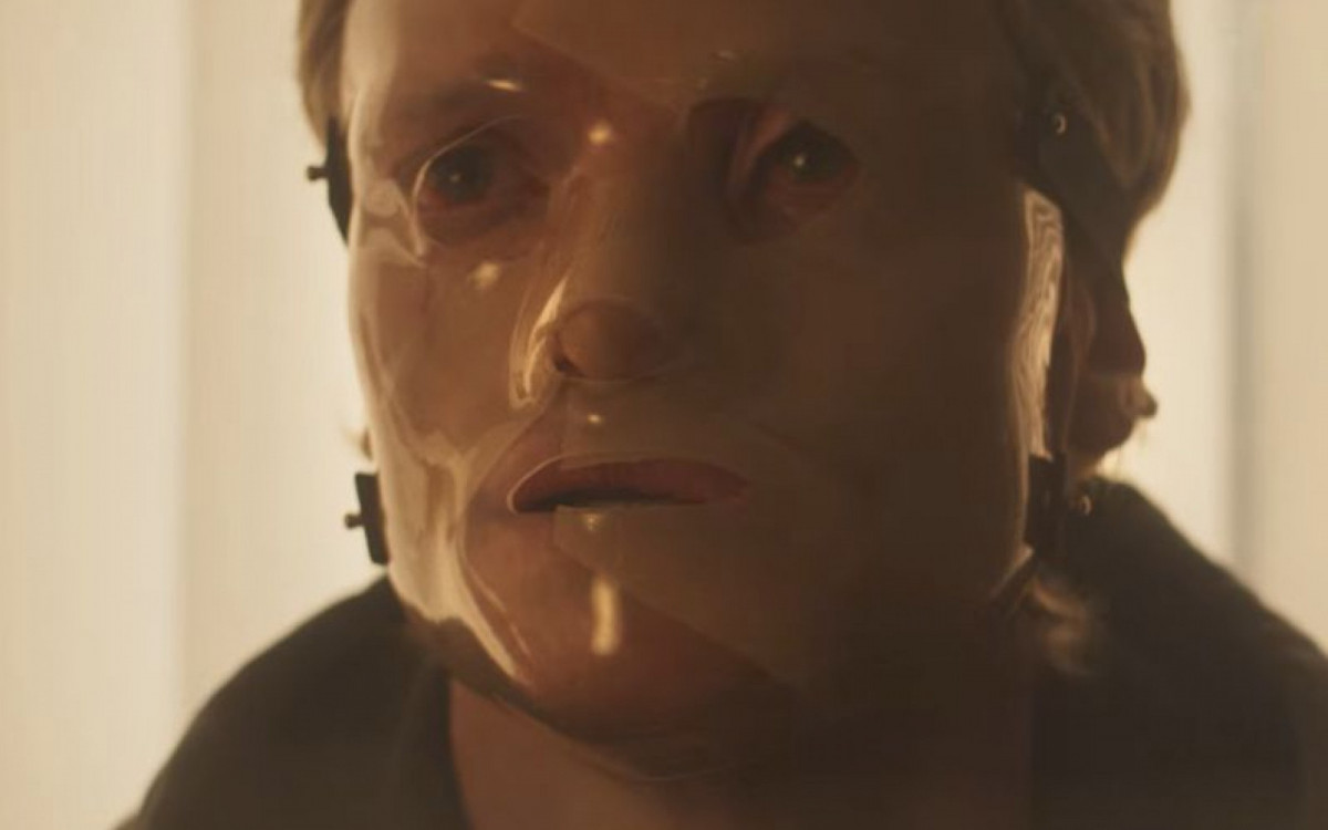 Jornalista segura uma cópia do trailer do filme de terror 