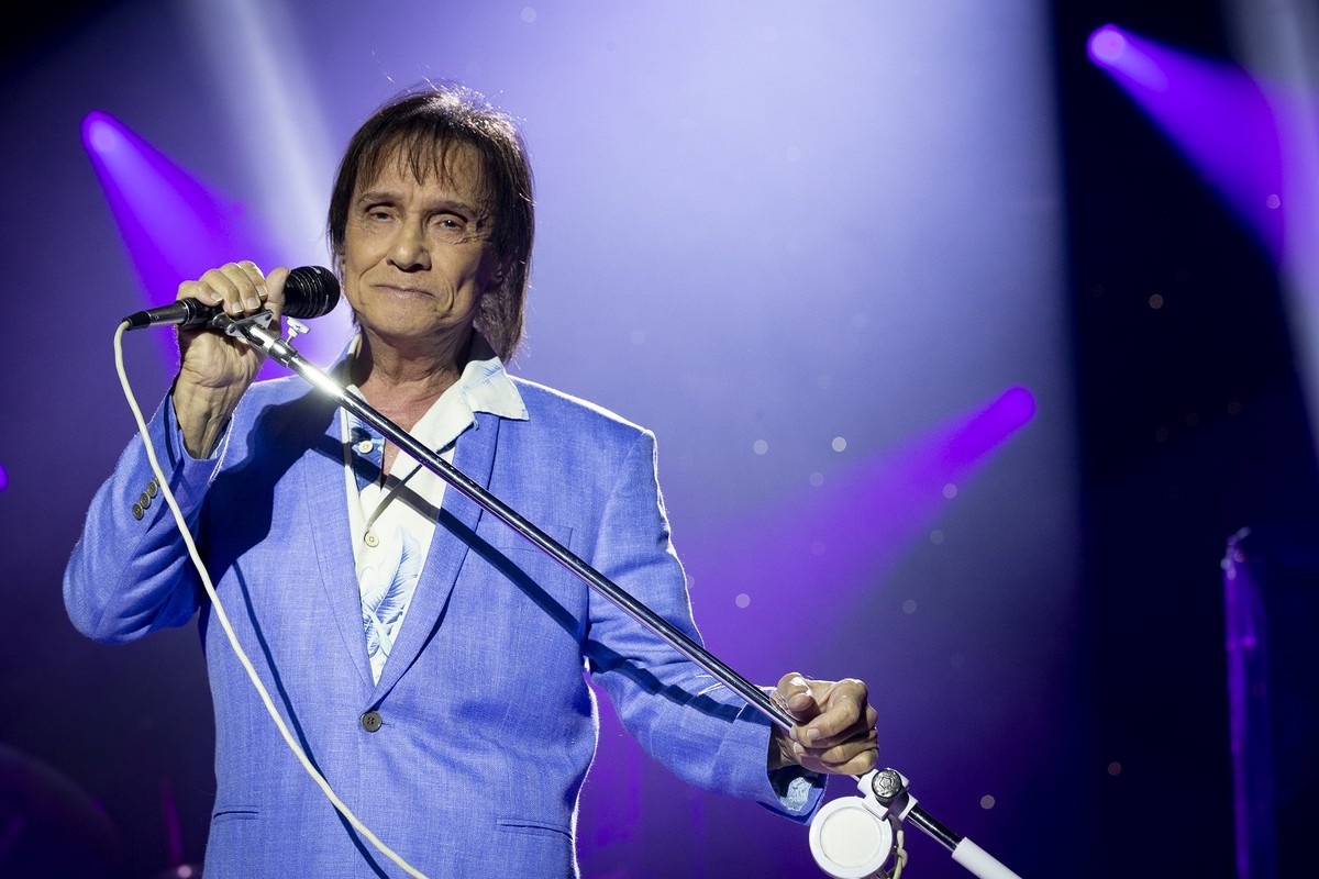 Cantor Roberto Carlos é submetido à cirurgia