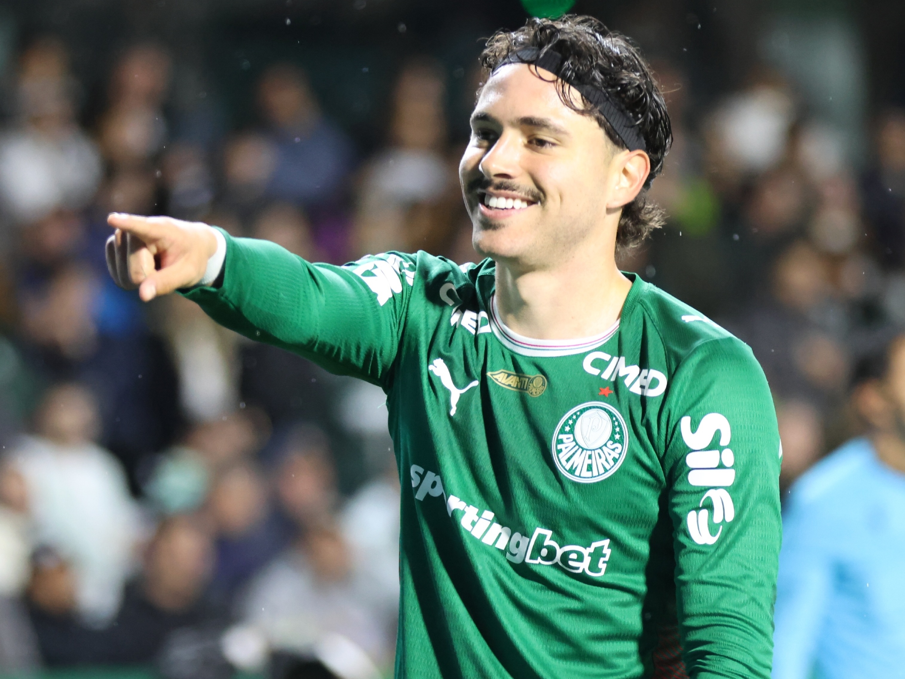 Palmeiras vence Coritiba e mantém vantagem para o Flamengo