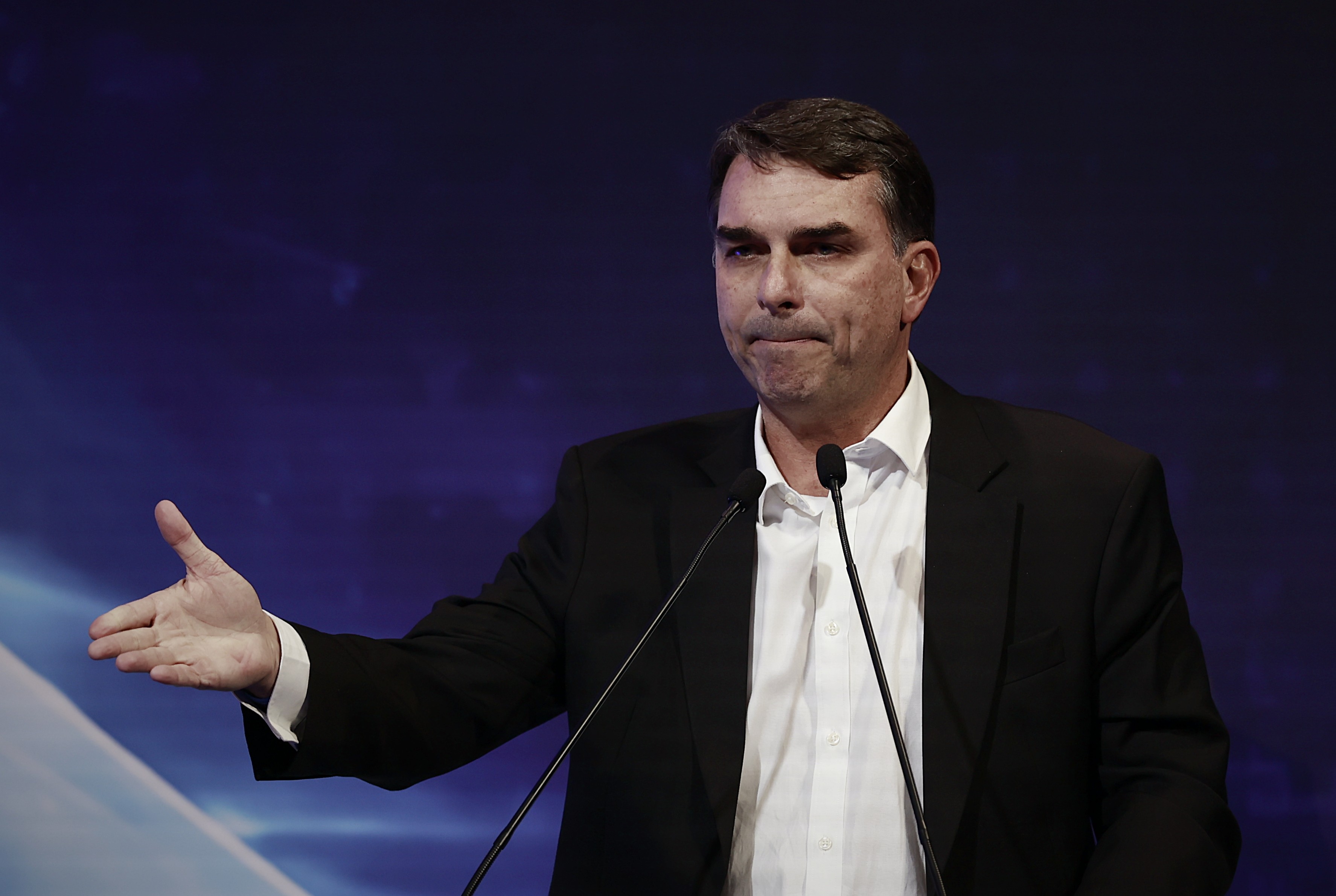 Centrão deixa Flávio à deriva para preservar capital político em 2027