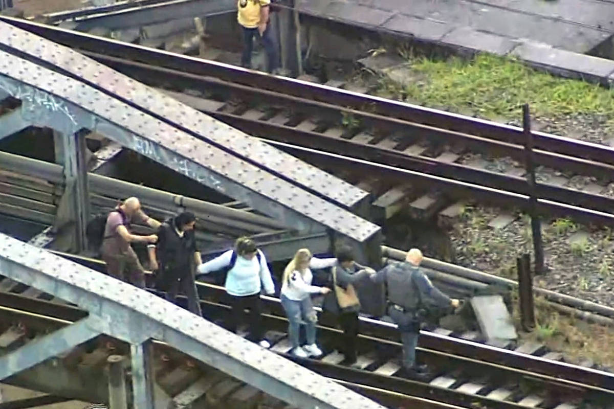 Falha paralisa linhas de trem e causa caos no transporte