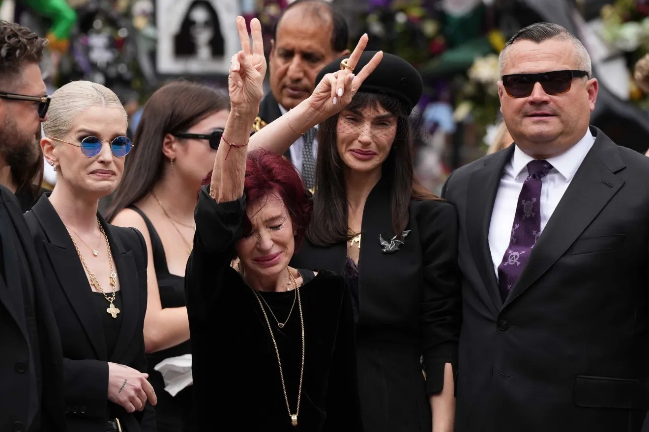 Um ano após morte de Ozzy, Sharon Osbourne enfrenta disputa por cinebiografia e diz ser difícil condensar história do casal; entenda