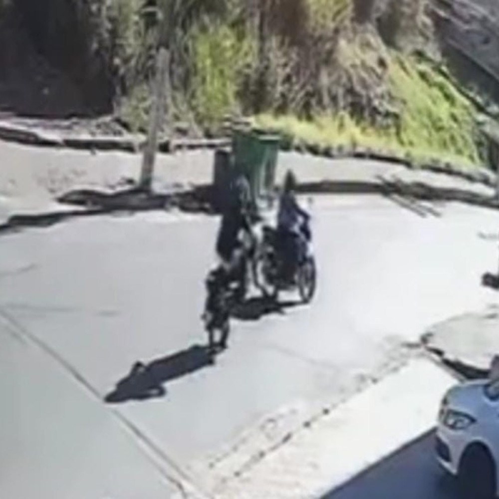 Motociclista dá 'grau', atropela entregadora e foge sem prestar socorro