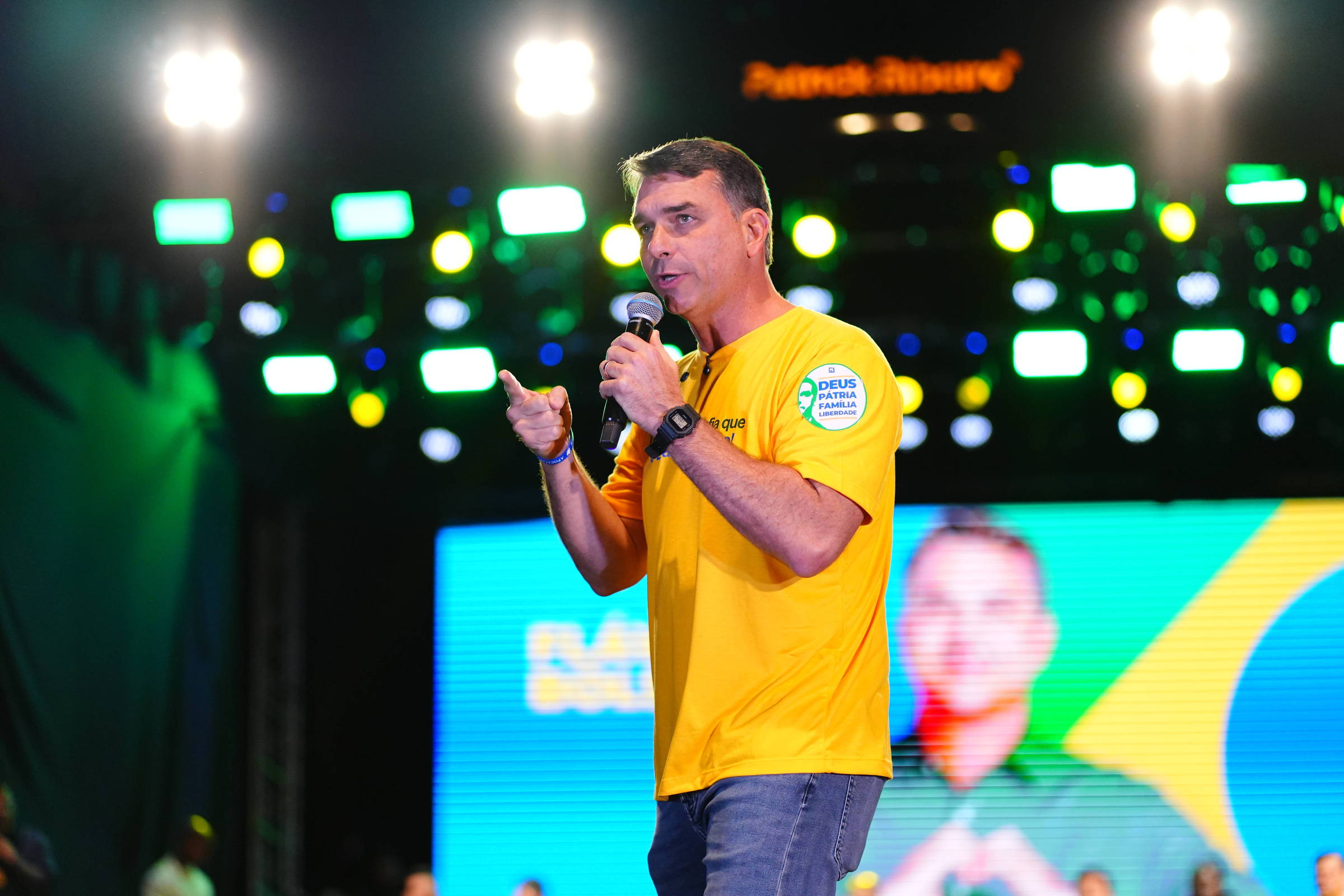 Flávio Bolsonaro em cena de protesto no Rio de Janeiro.