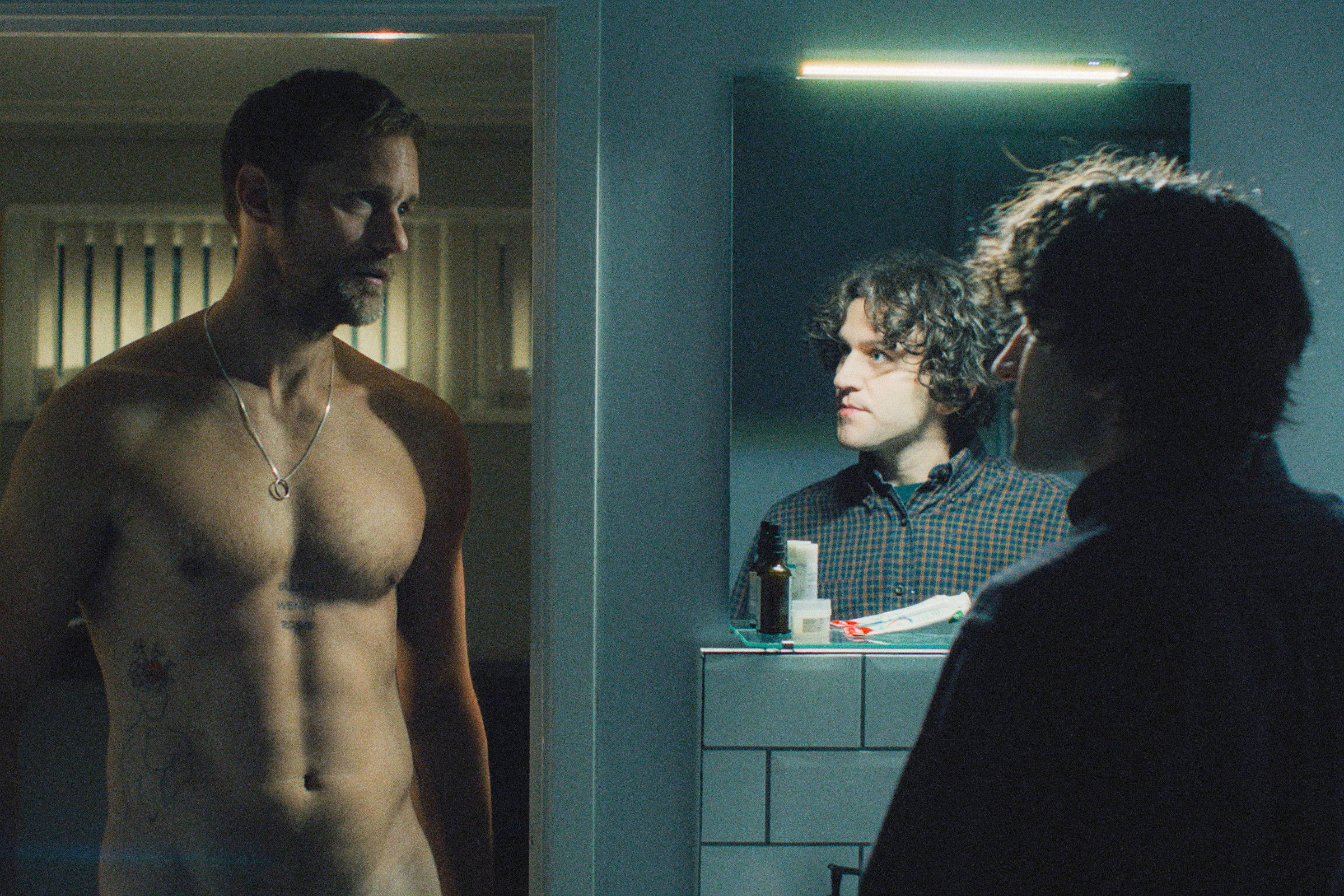 Alexander Skarsgard interpreta um homem que explora a prática BDSM de forma autêntica e sem estereótipos.