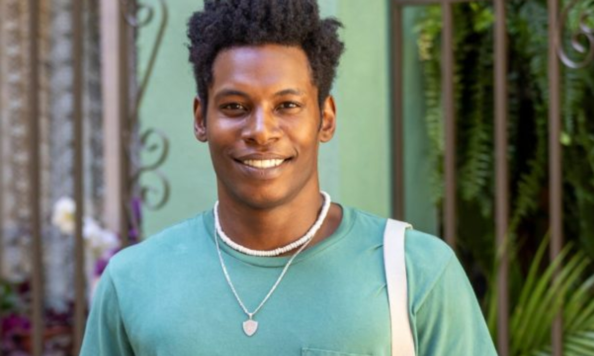 Ator nu em cena de série da Globo causa alvoroço na web.