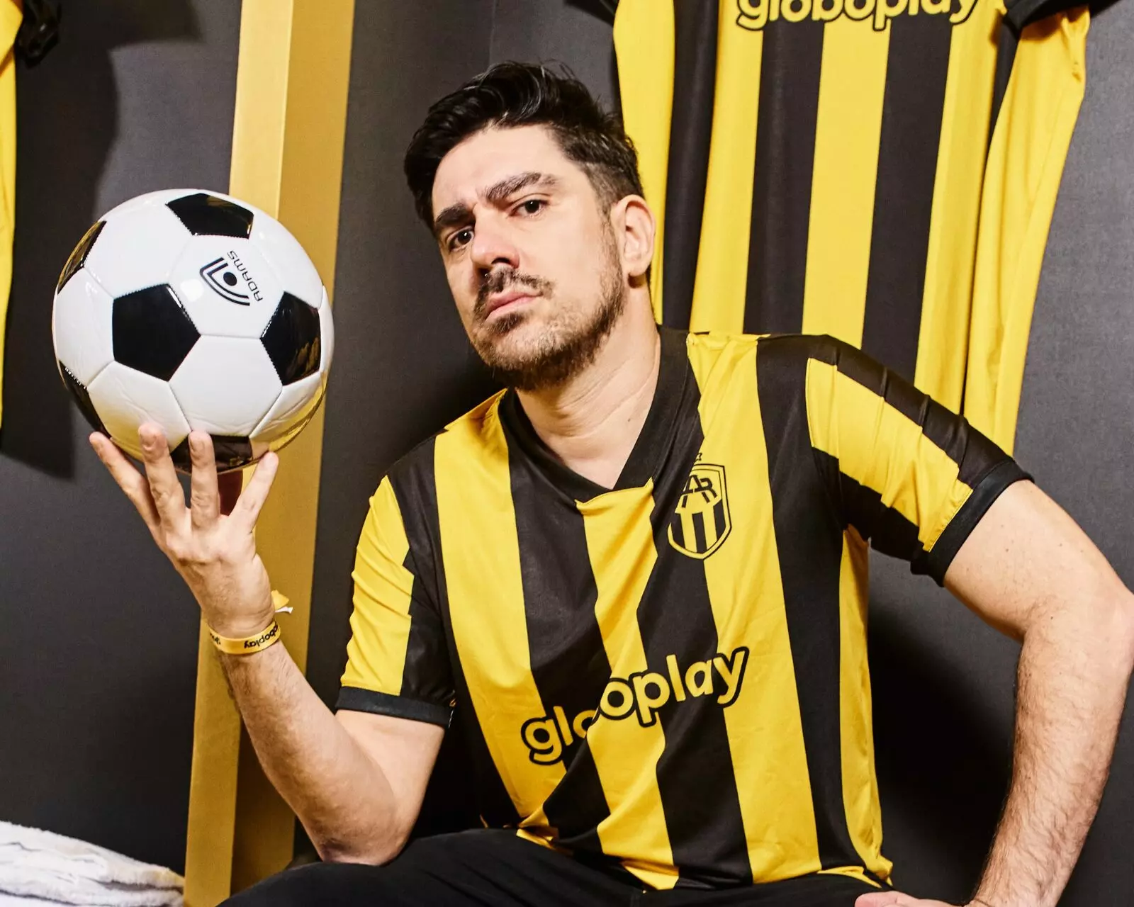 Marcelo Adnet dá detalhes de cena intensa de sexo com Letícia Colin em Jogada de Risco