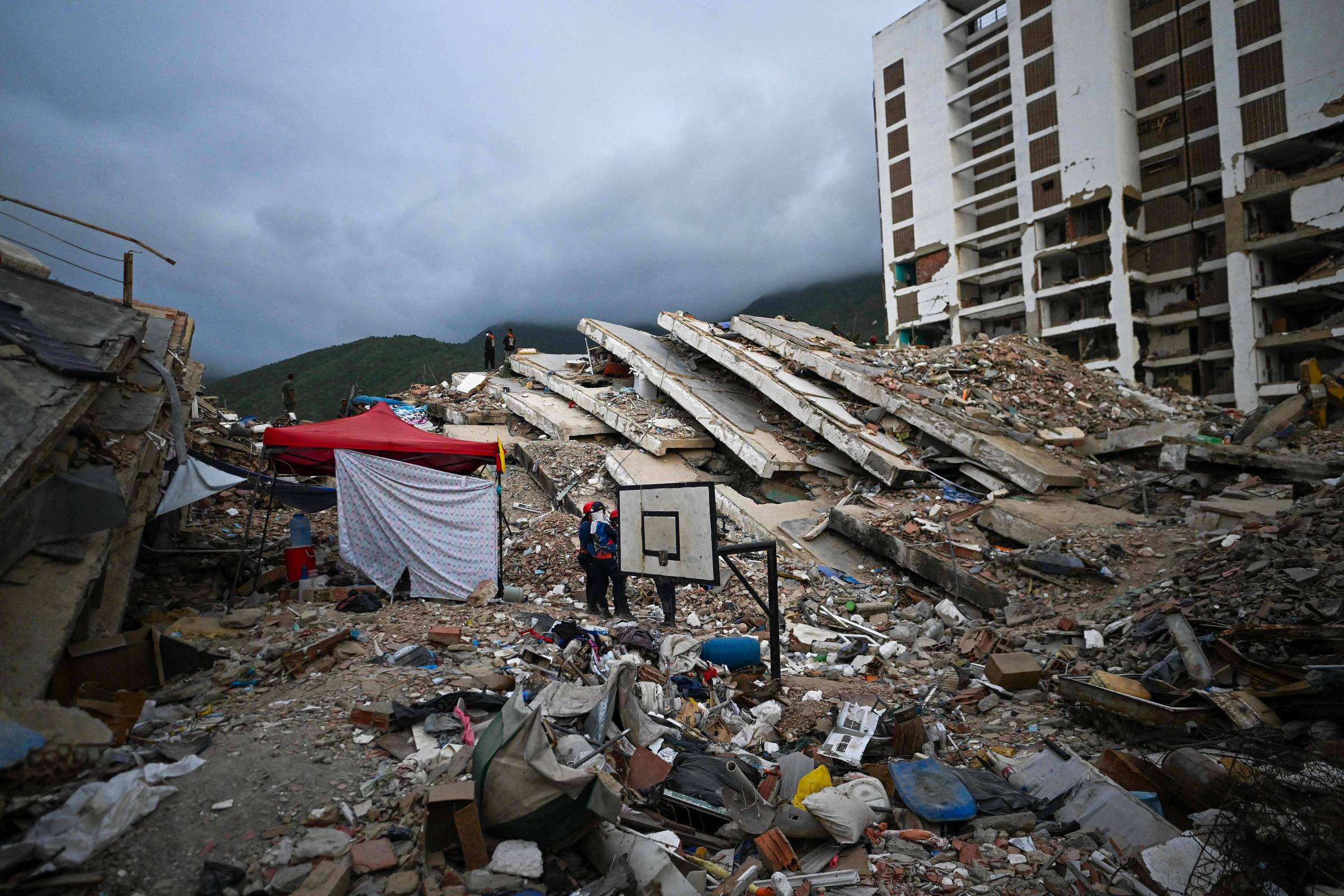 Socorrista narra 'desastre colossal' na Venezuela e encontra corpos de família abraçada um mês após terremotos