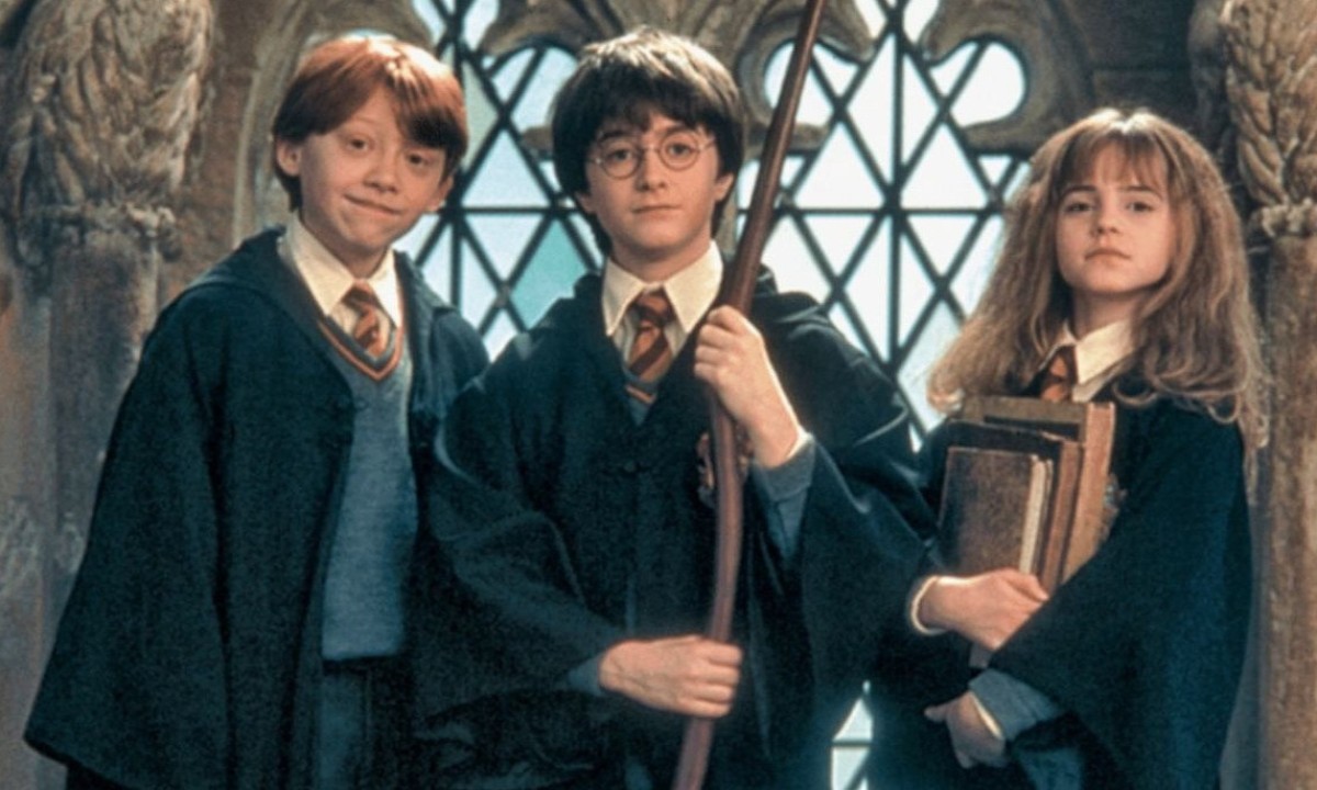 Ator de "Harry Potter" em cena de notícia jornalística sobre o retorno do filme aos cinemas.