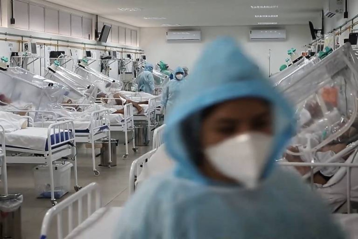 Jornalista Dandara Ferreira filma a CPI da Covid, revelando feridas da pandemia.
