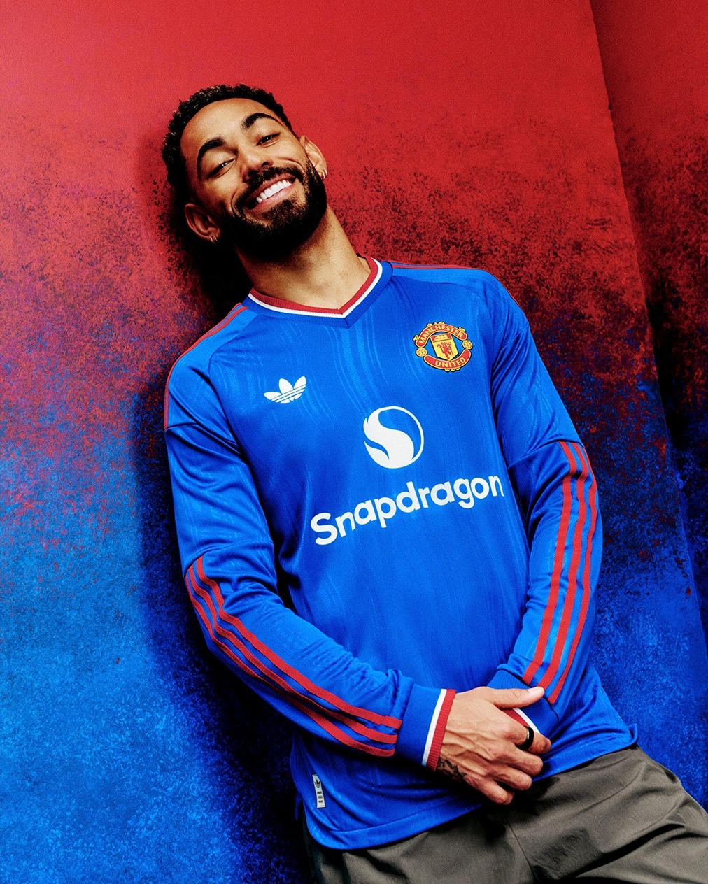 Com Matheus Cunha de modelo, Manchester United lança uniforme azul para temporada 2026/27