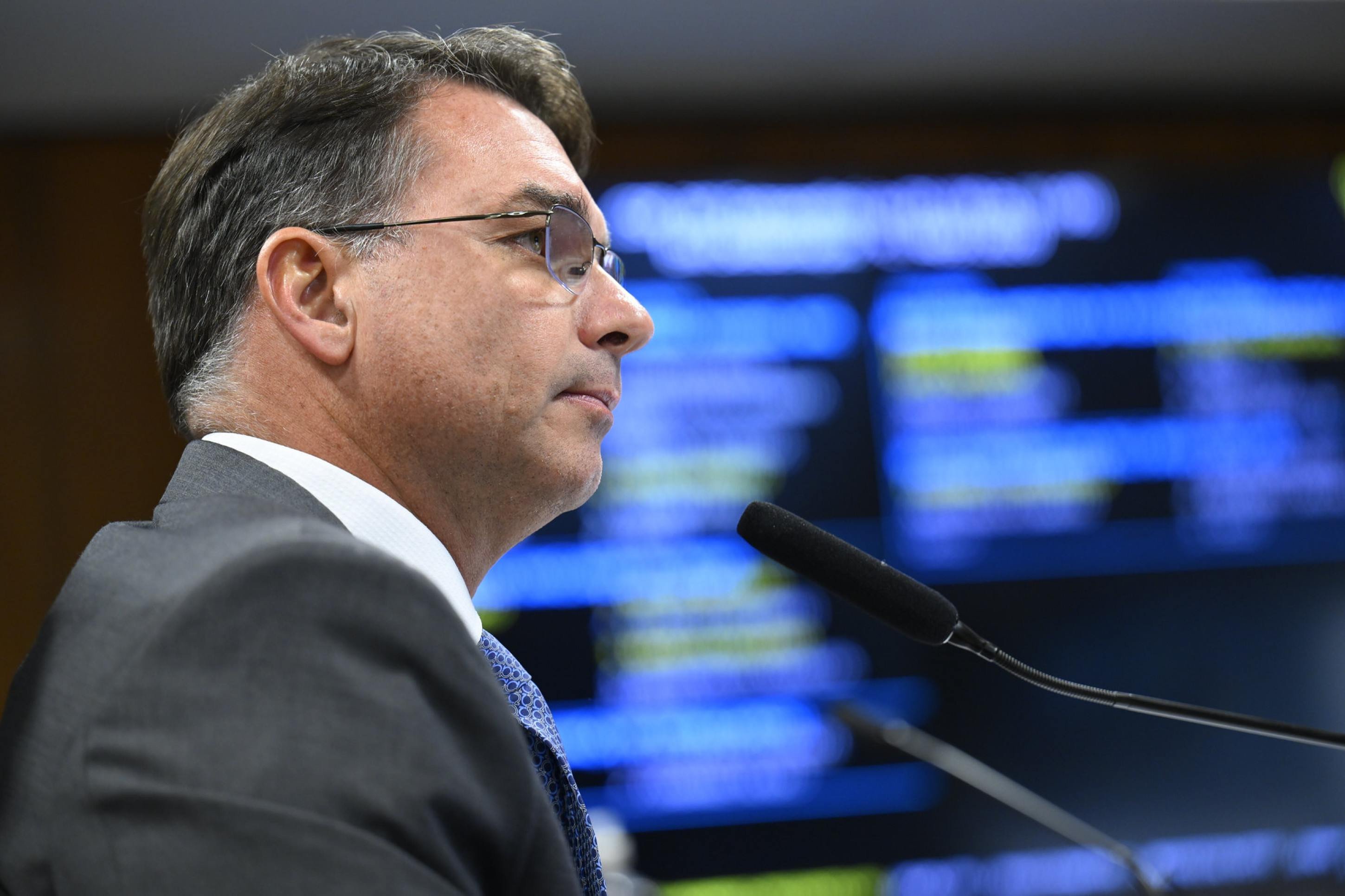 Flávio lança candidatura em meio a desgastes e incertezas