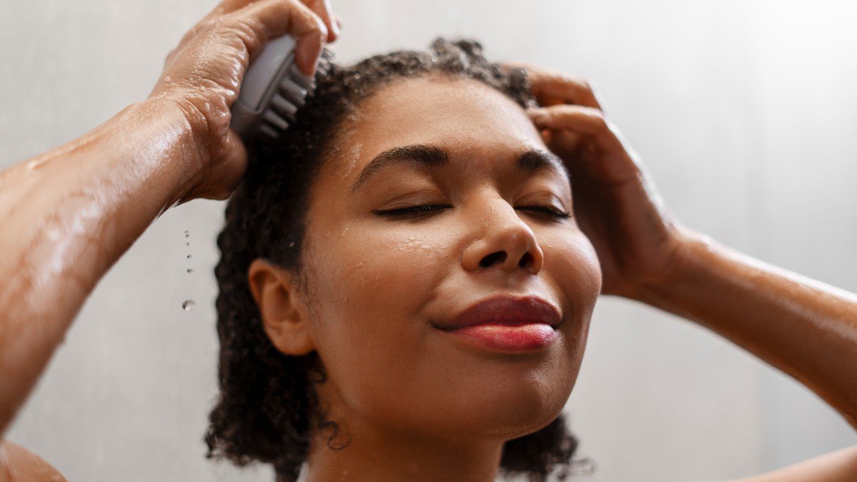 Lavar o cabelo no frio: como ajustar a frequência no inverno