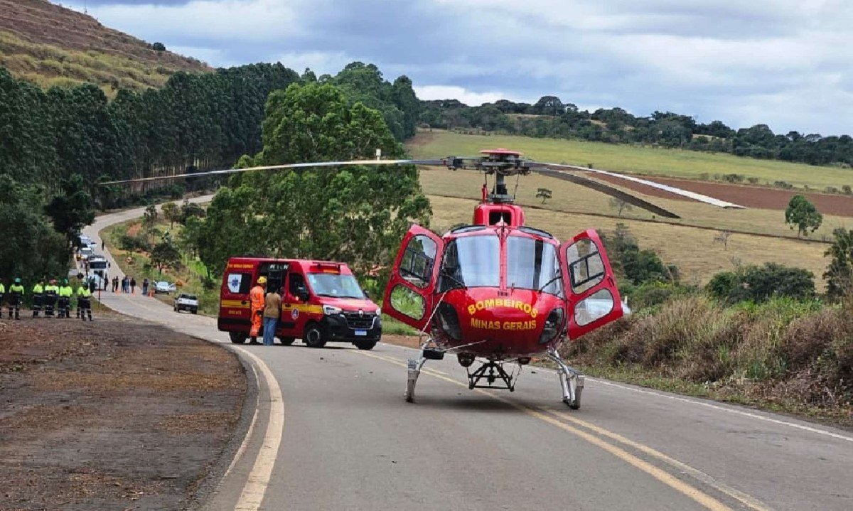 MG: homem capota carro e é socorrido de helicóptero