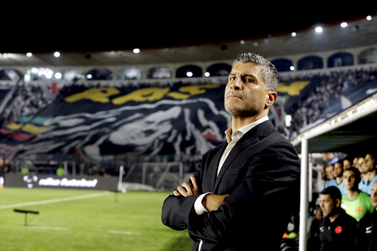 Pedro Emanuel elogia versatilidade de Andrés Gómez e segundo tempo do Vasco: 'Demonstramos coragem e atitude'