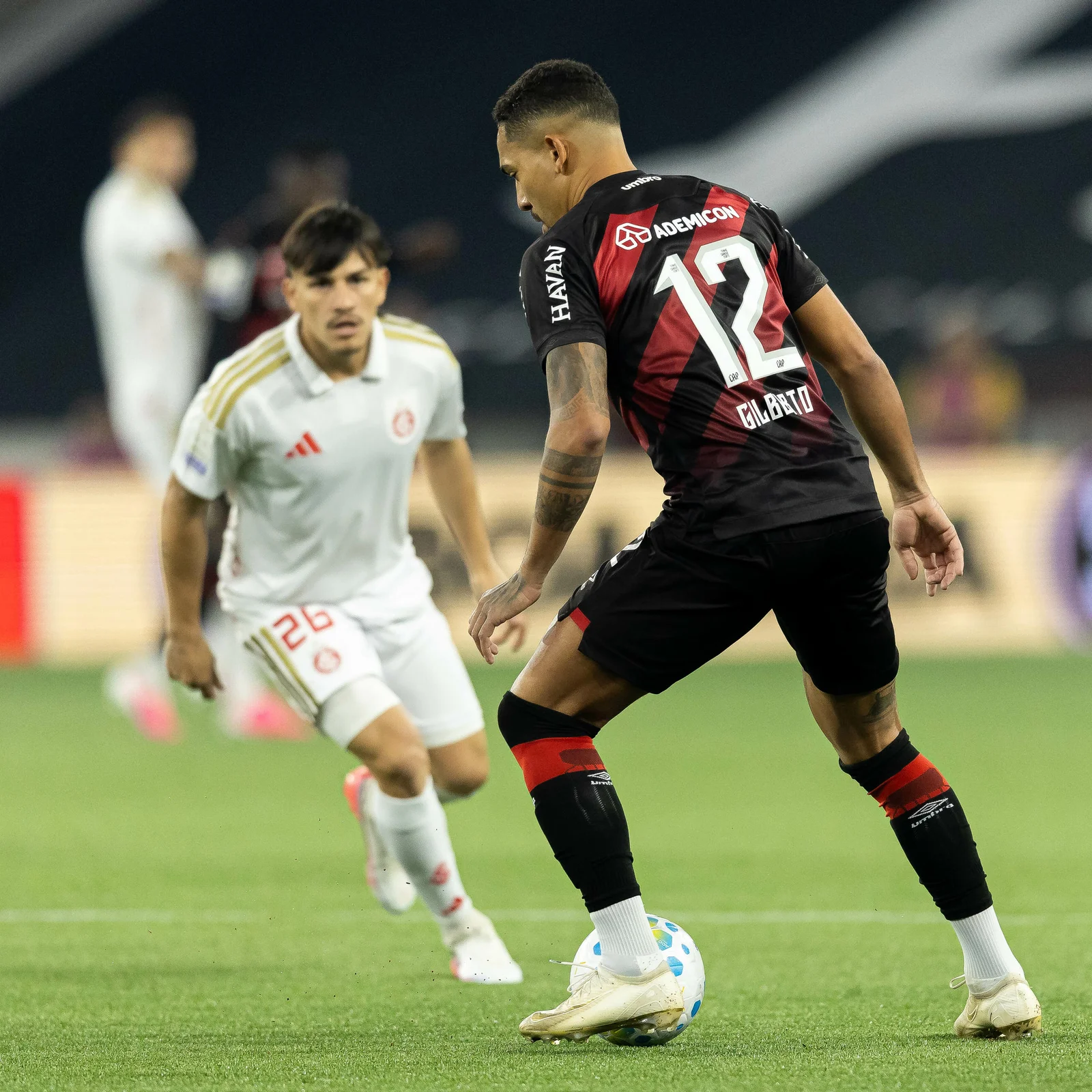 Jogadores do Athletico-PR celebram vitória por 2x0 contra o Inter em partida do Brasileirão.