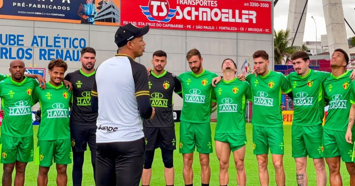Jogadores de futebol em campo, com uniformes de Brusque e Ituano, em uma partida da Série C.
