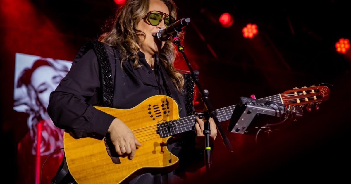 VÍDEO: Ana Carolina interrompe show na Bahia e dá bronca em equipe após problema técnico