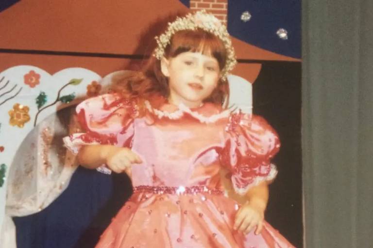 Famoso Quem: atriz de sucesso aparece em foto de infância; consegue reconhecer?