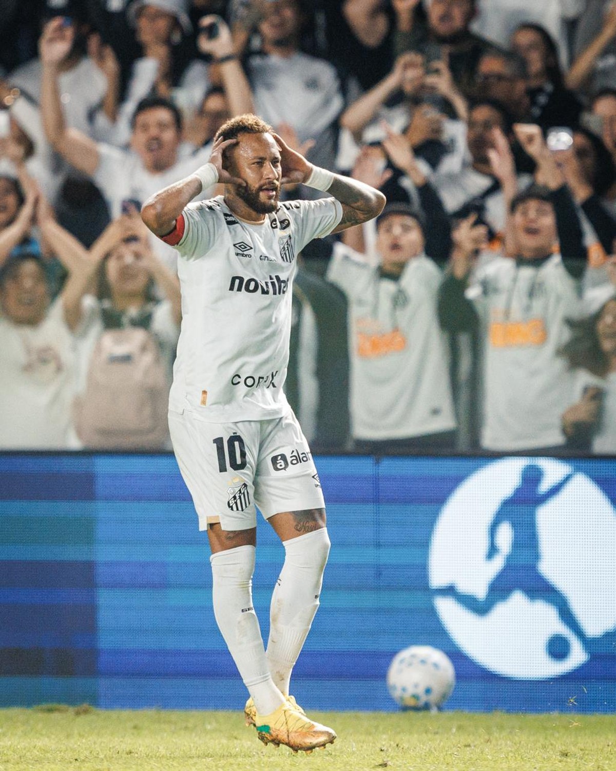 Em retorno ao Santos, Neymar marca duas vezes e protagoniza empate com a Chapecoense