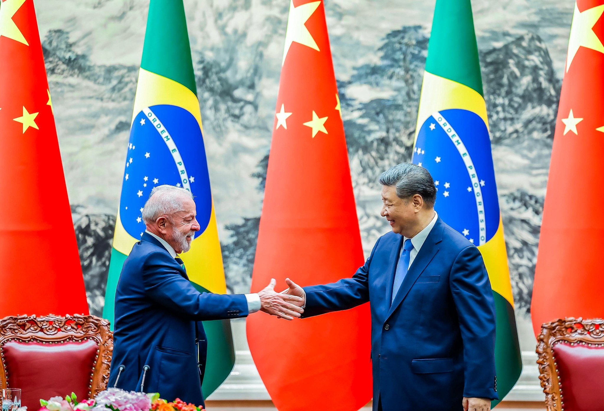 Xi Jinping diz a Lula que a China apoia o Brasil na rejeição à interferência externa
