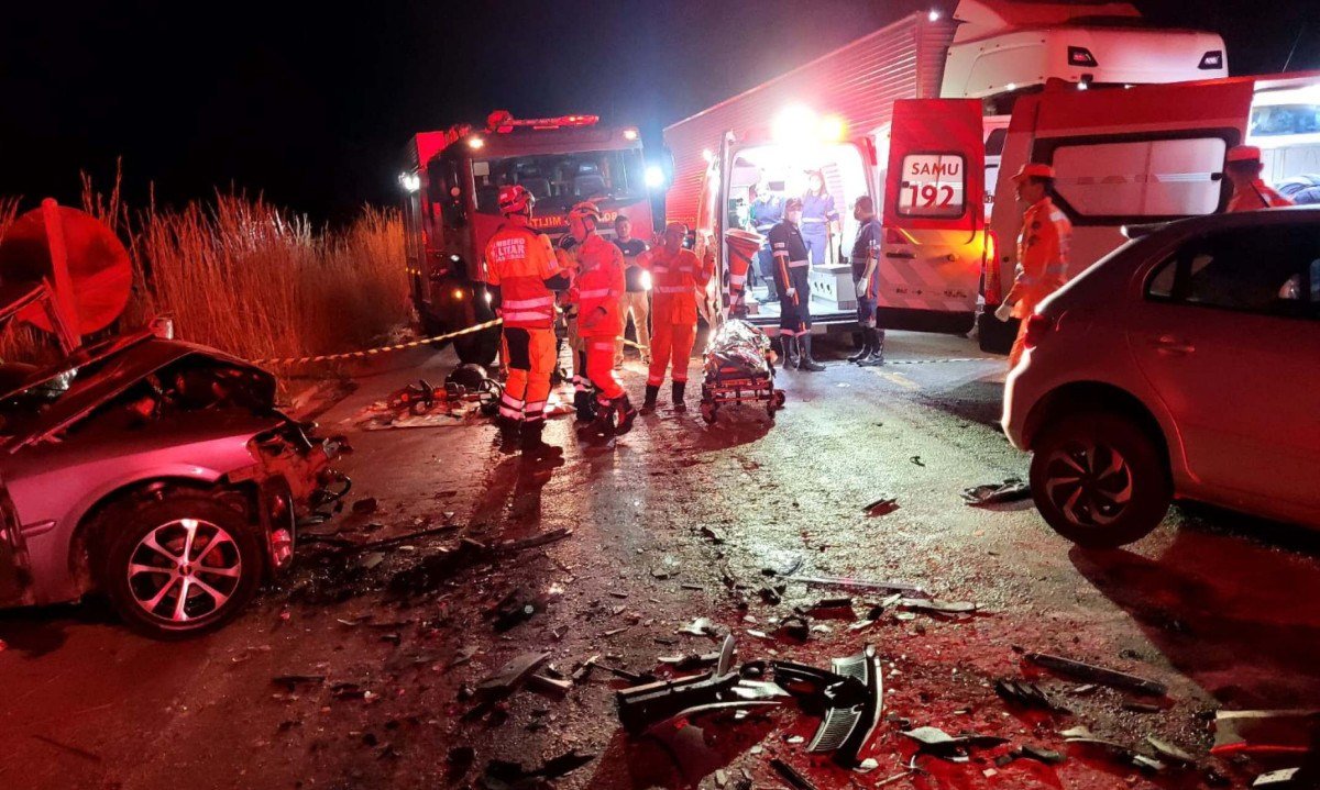 Colisão entre Gol e Vectra mata motoristas na BR-251; ocupantes sobrevivem