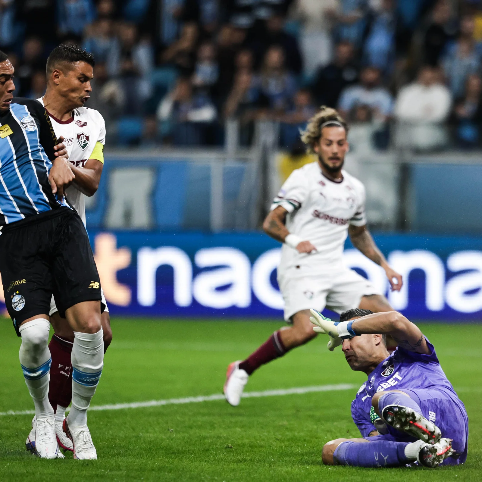 Carlos Vinícius faz mistério sobre renovação com o Grêmio; saiba o que ele disse
