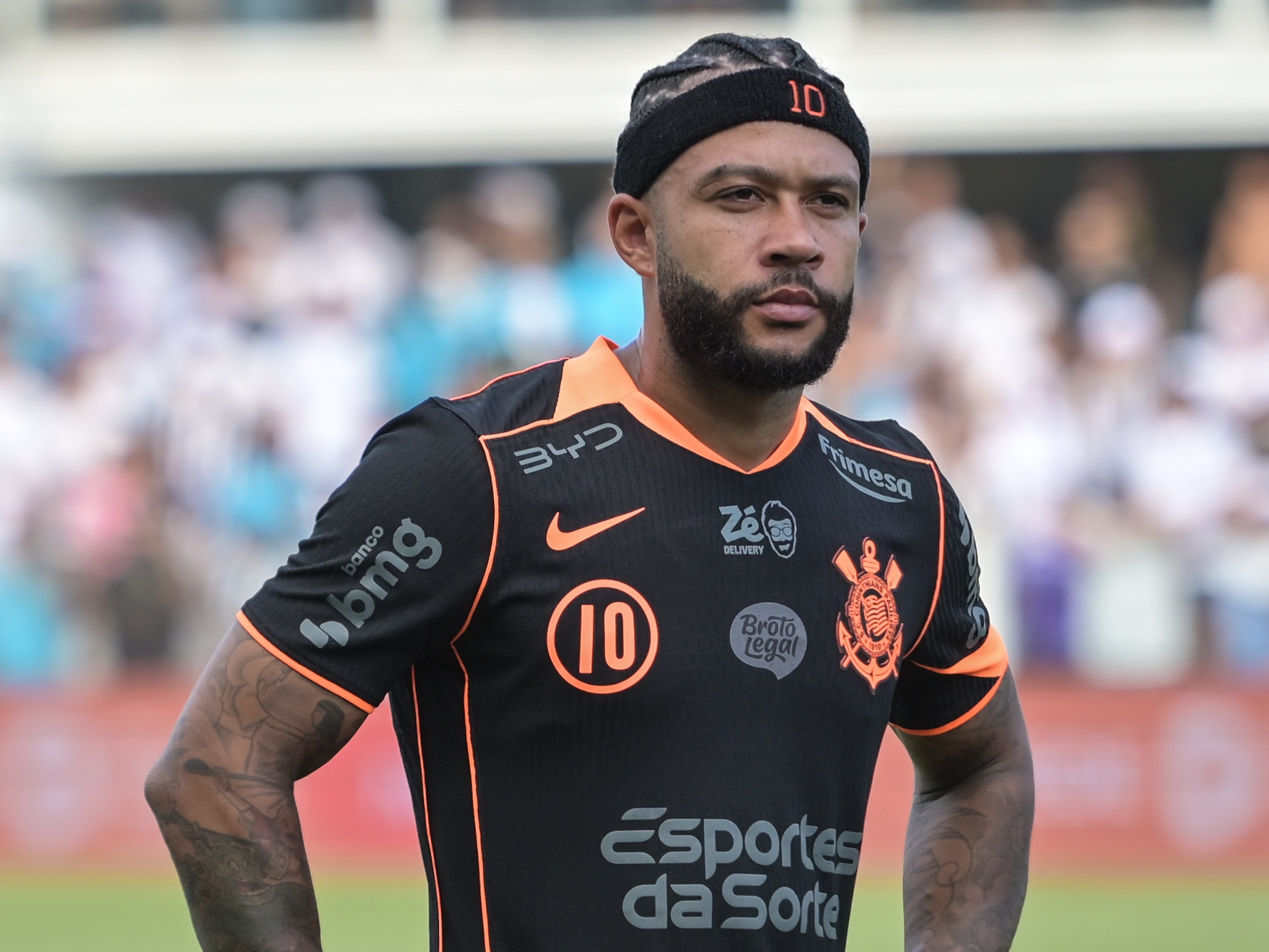 O que falta para Corinthians oficializar renovação com Memphis Depay?