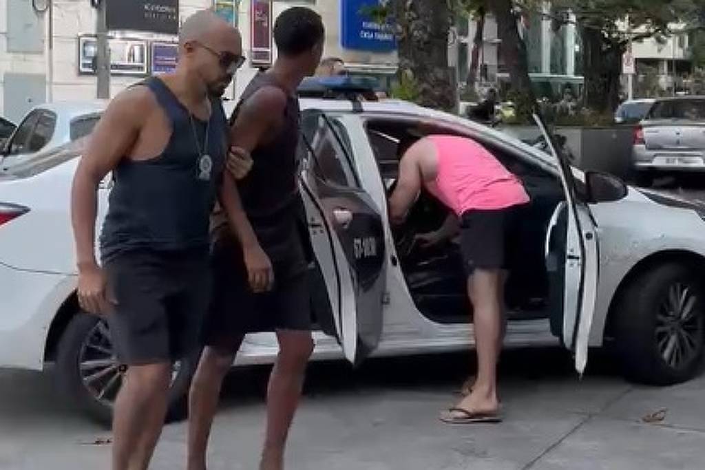 Ambulante é preso sob suspeita de cobrar R$ 8.500 em caipirinha para turista na praia de Copacabana