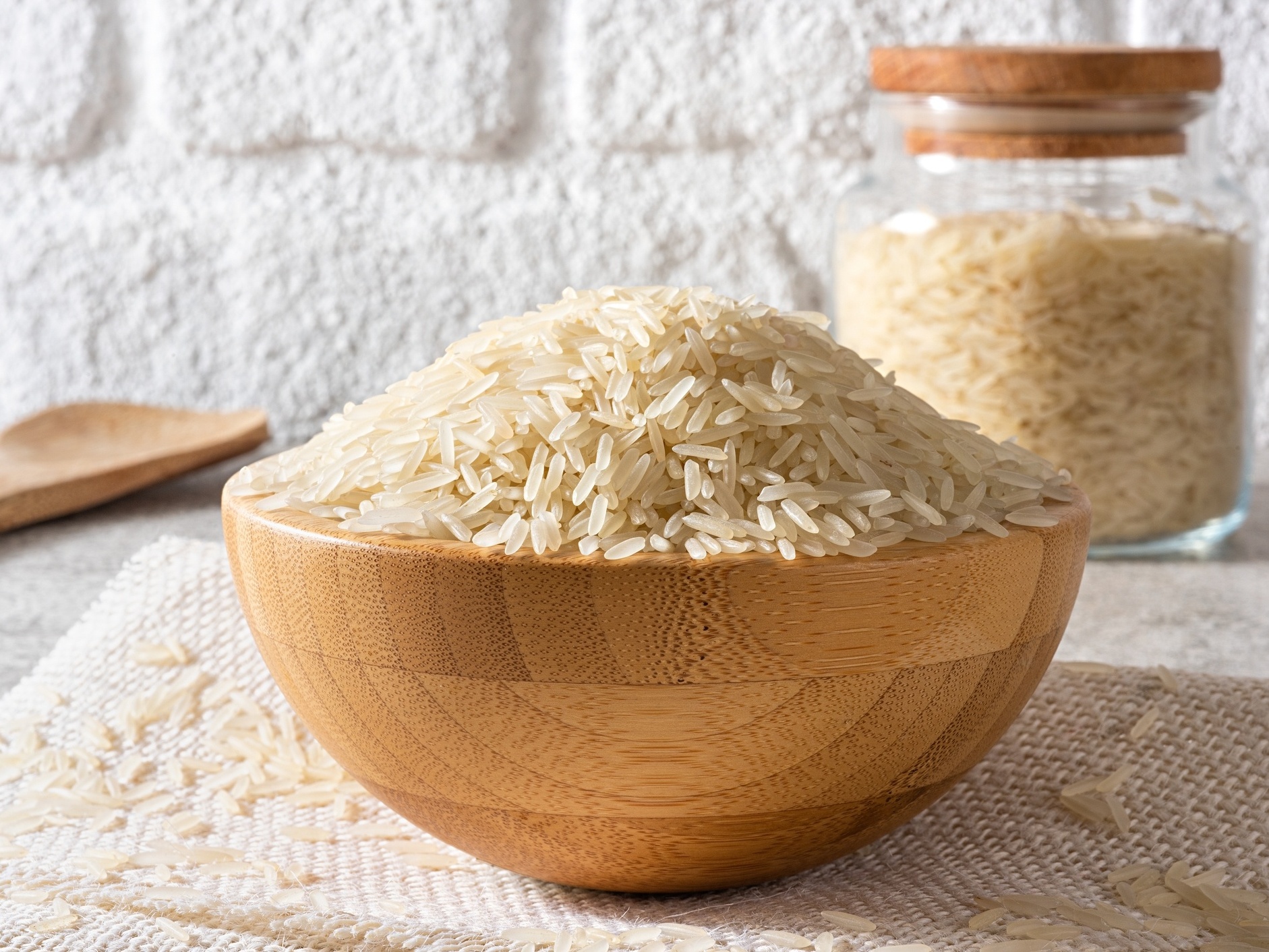 Lavar o arroz faz bem ou mal? A ciência explica o que é o pó branco do grão