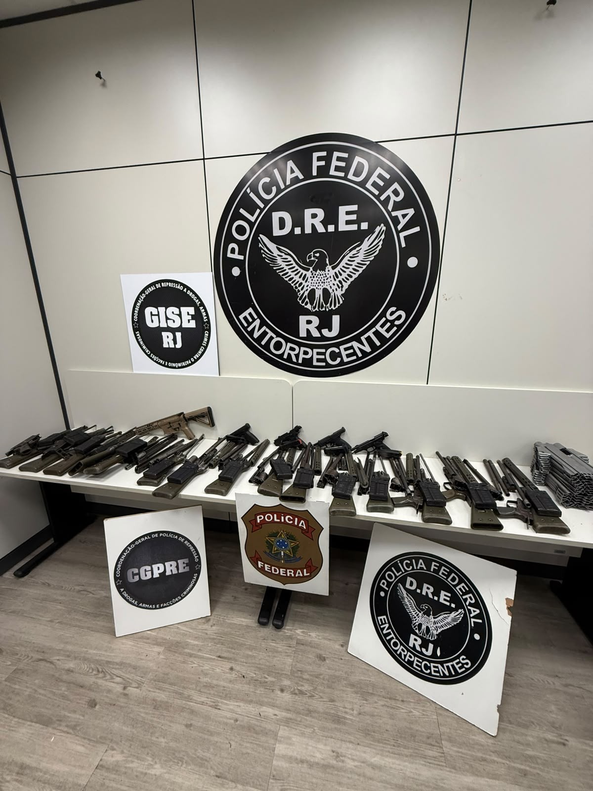 PF prende motorista com 16 fuzis e quatro pistolas que seriam entregues a facção criminosa no Rio; veja vídeo