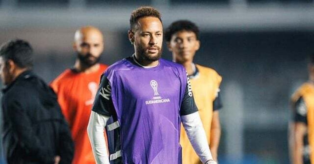Neymar, jogador de futebol, com expressão de frustração e desespero, fala em entrevista após eliminação da seleção na Copa.