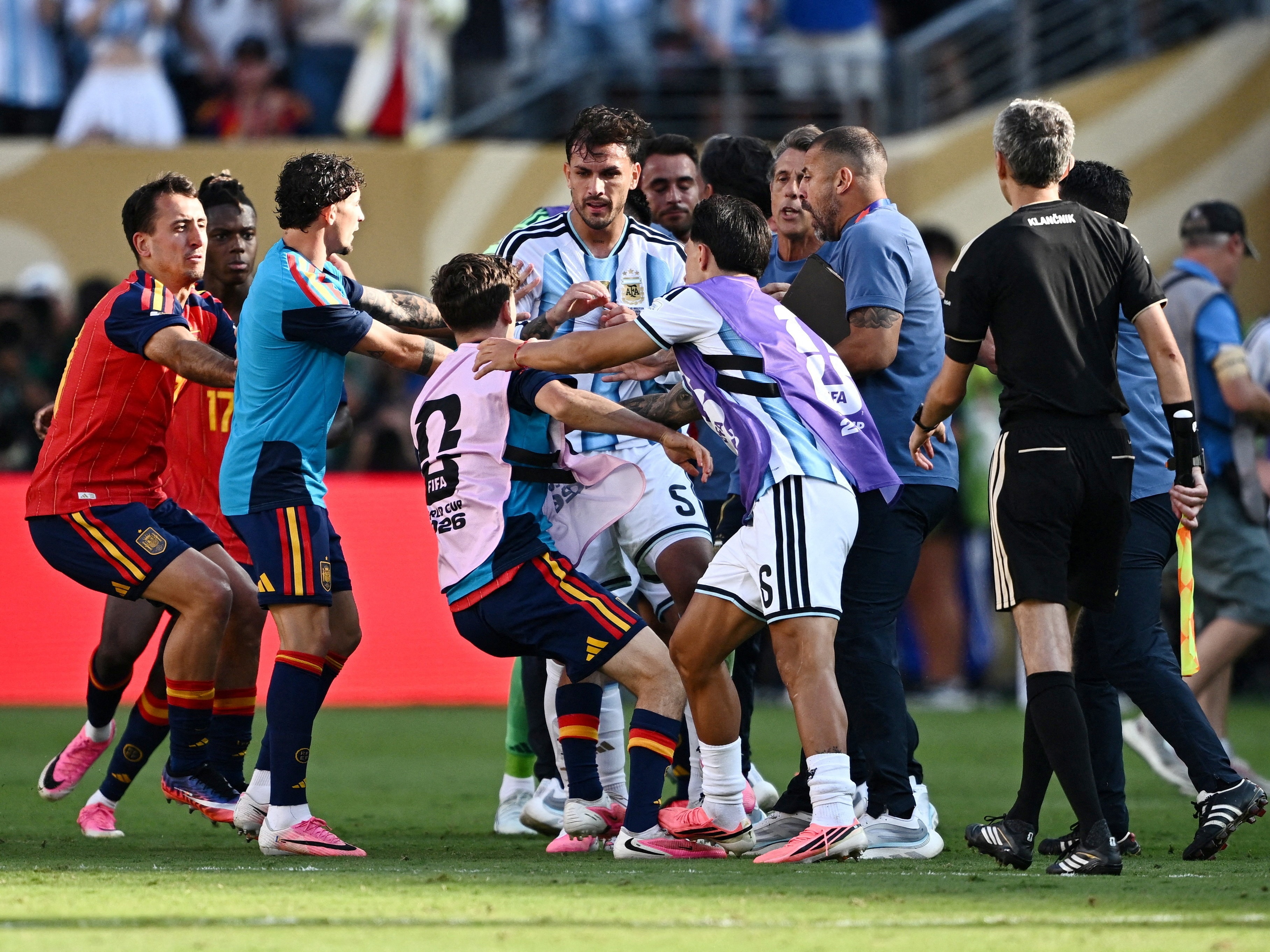 Fifa abre processos disciplinares contra Argentina por atos de torcedores e confusão na Copa