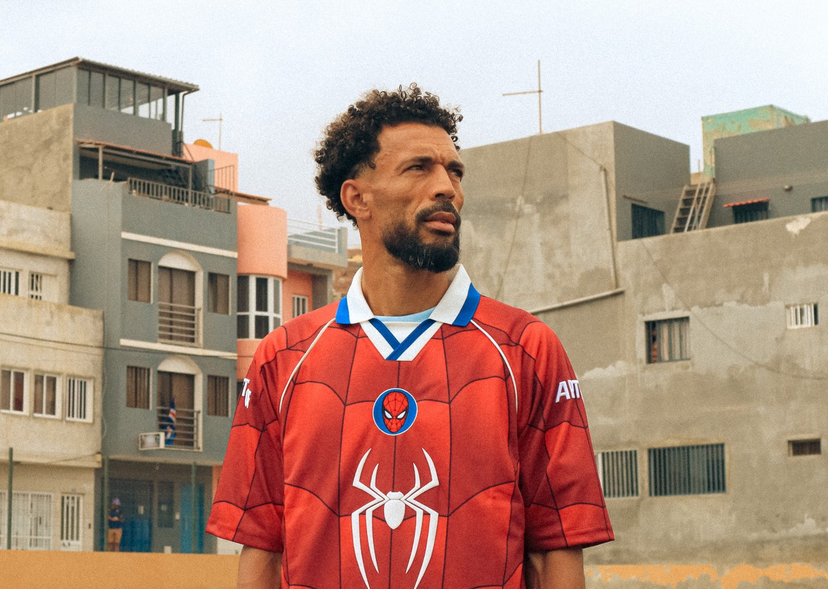 Goleiro Vozinha vestido como Homem-Aranha em campanha oficial de marketing.