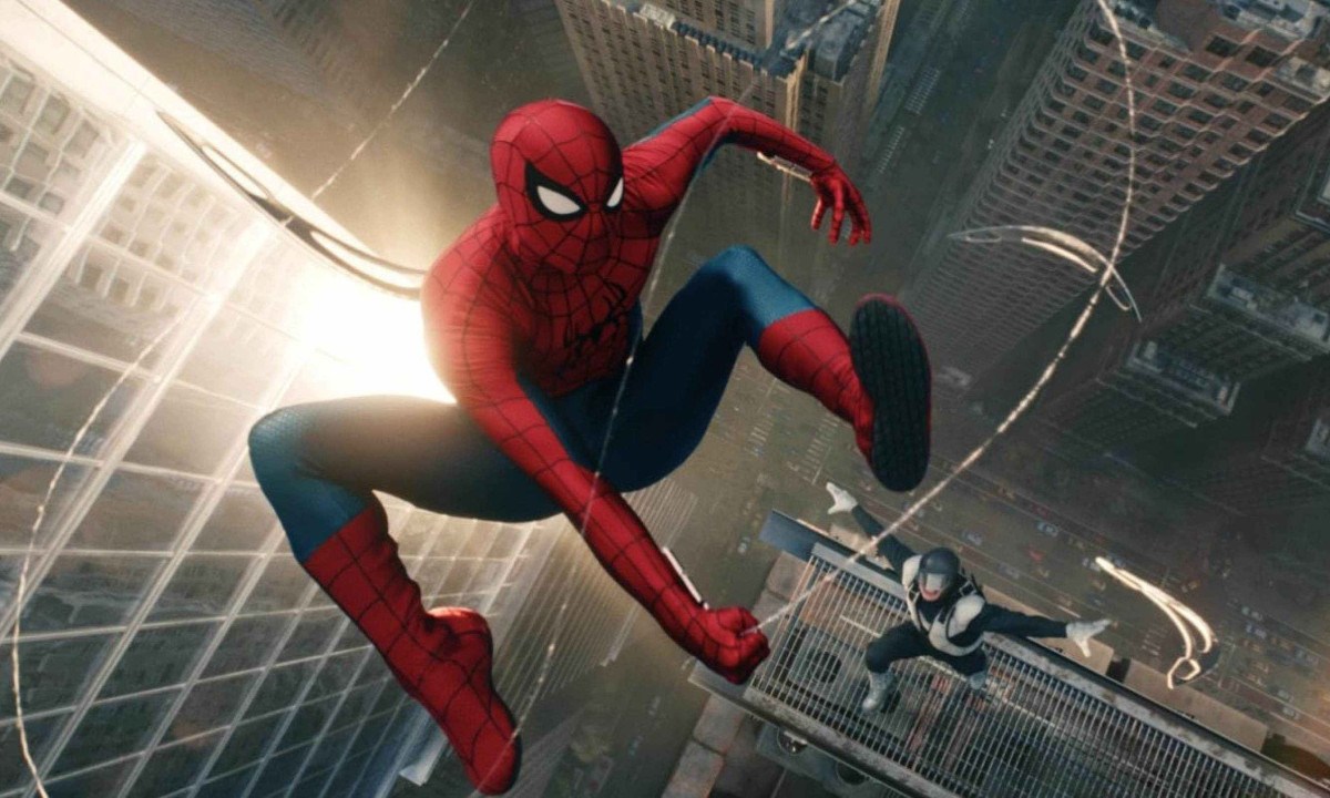 Tom Holland e Zendaya posam juntos em evento de lançamento do novo filme de Homem-Aranha.