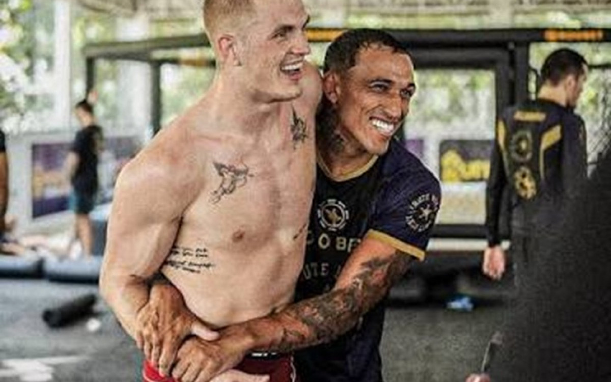 Makhachev ironiza treinos entre Do Bronx e Ian Garry antes do UFC 330: 'Ensinando a desistir'