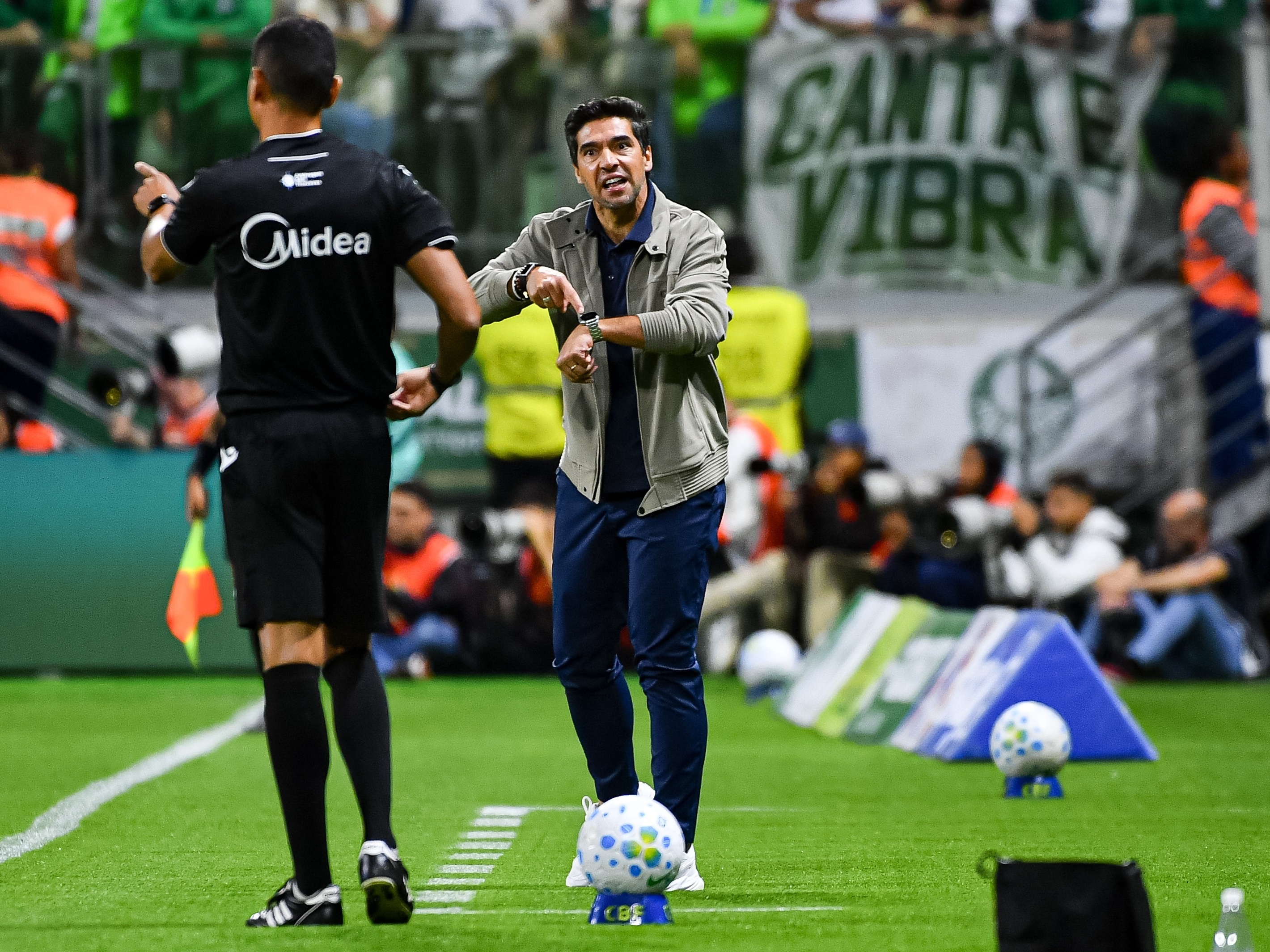 Abel escala Palmeiras com três zagueiros e sem Flaco López; veja time
