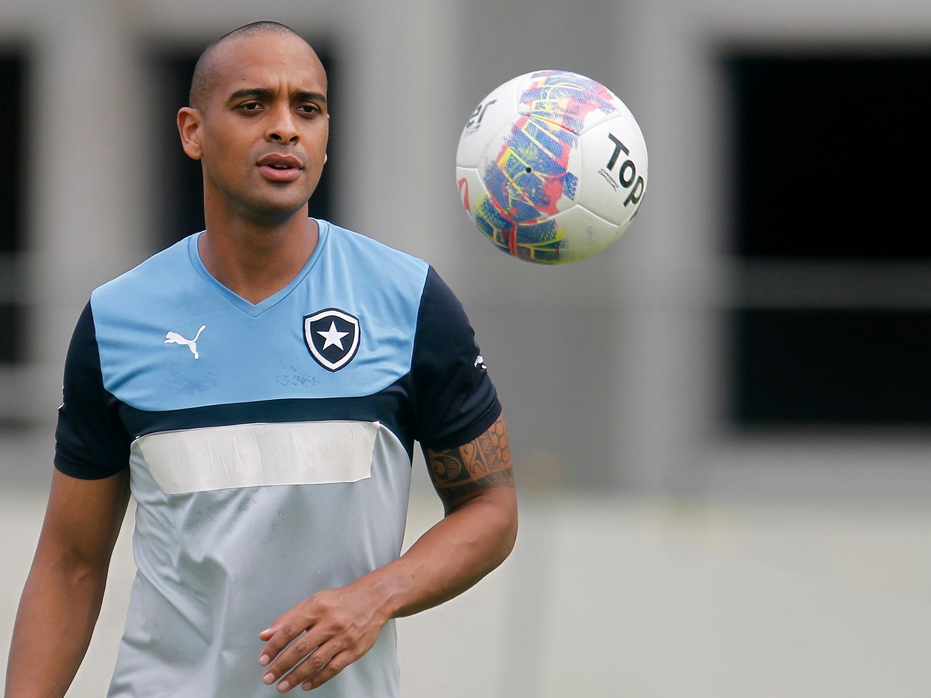 Ex-atacante do Botafogo morre após queda de muro em ventania no Rio