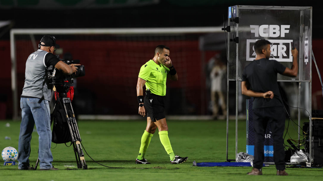 Súmula de Vitória x Palmeiras detalha gesto de Luan Cândido: 'Roubo por parte da arbitragem'