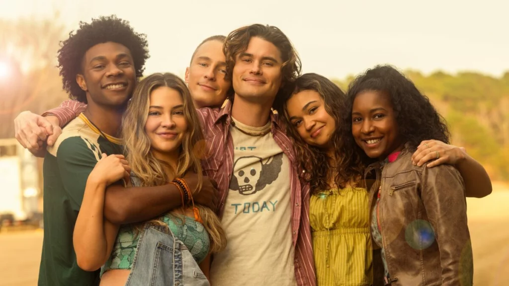 Jornalista segurando uma tela com o trailer da 5ª temporada de Outer Banks.