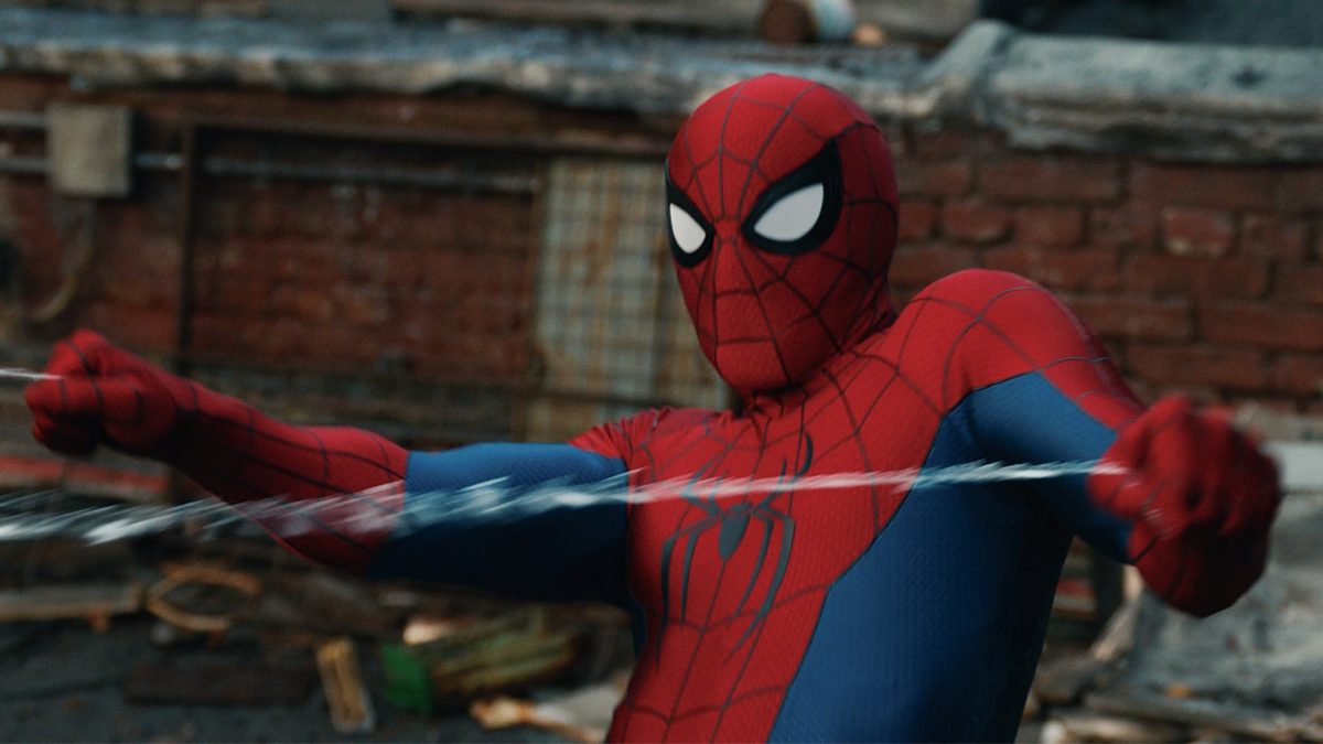 Notícia de jornal com Peter Parker cercado por repórteres, sorrindo após o anúncio de sua identidade como Homem-Aranha.