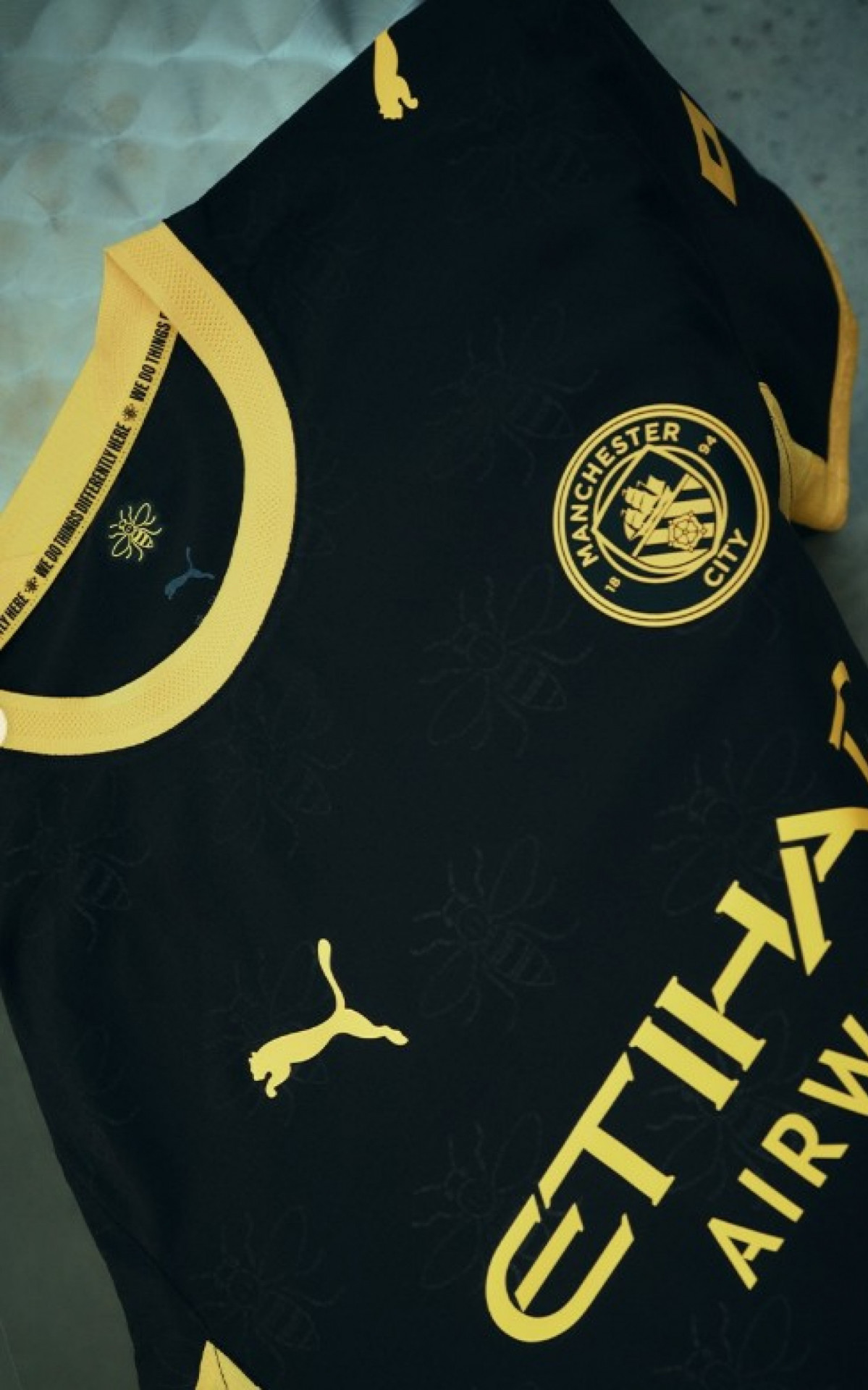 Manchester City revela novo uniforme inspirado em símbolo da cidade