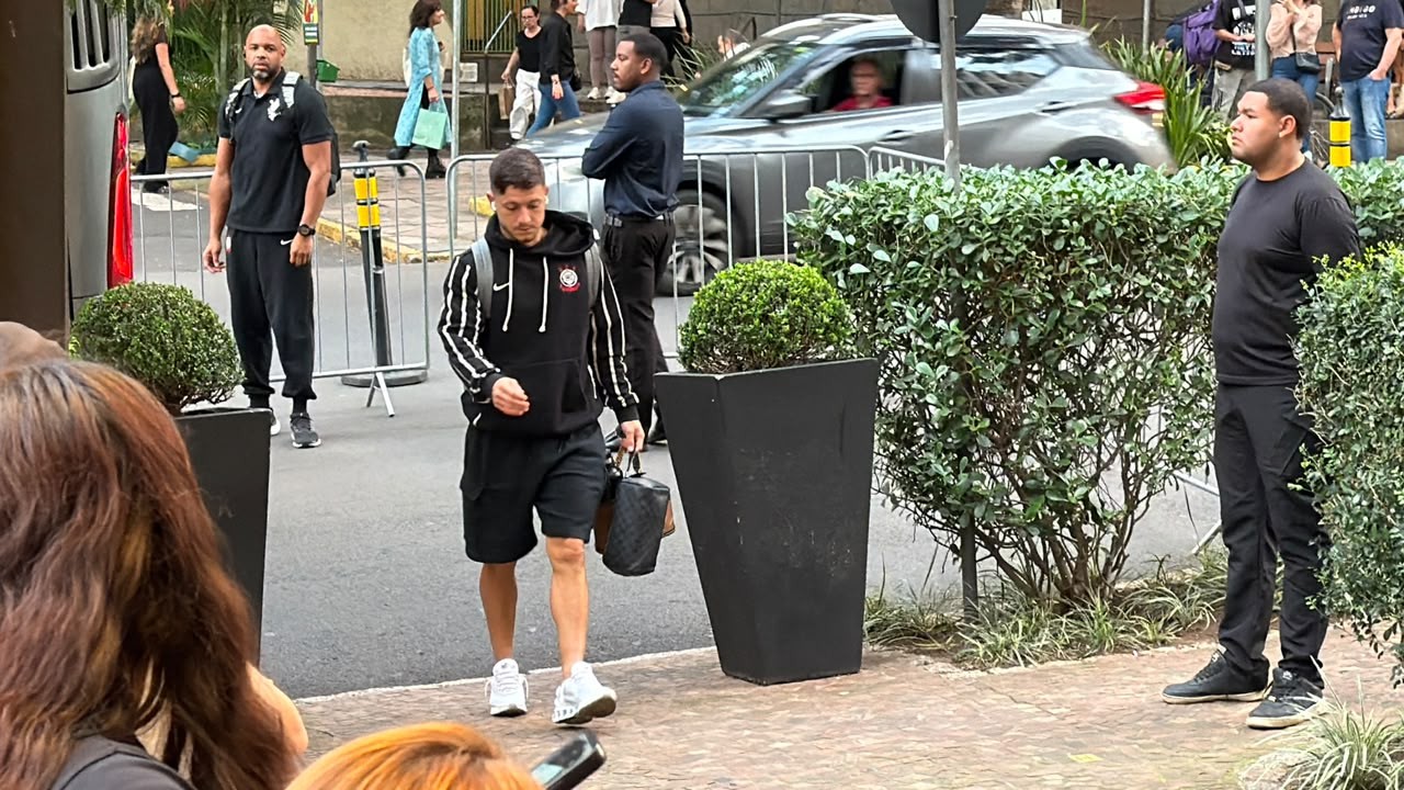Com Bidu e Garro, Corinthians desembarca em Porto Alegre