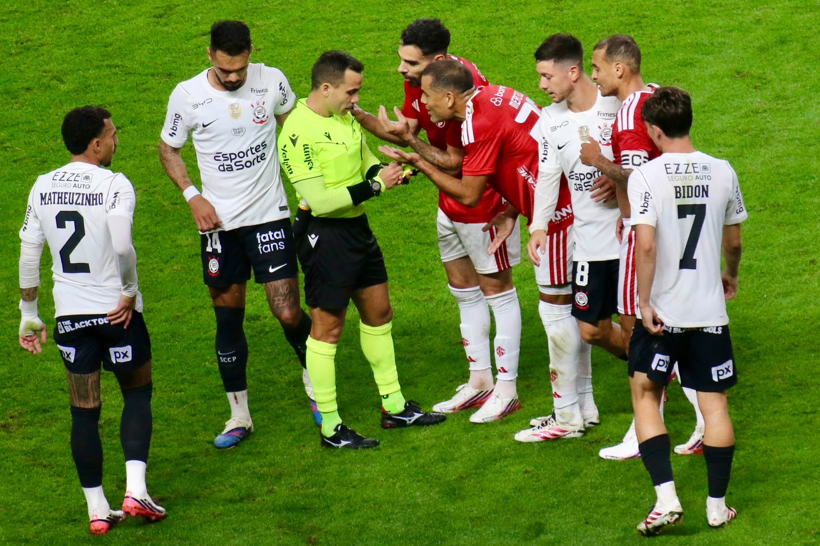 Rodrigo Garro reclama de desrespeito de árbitro em Inter x Corinthians