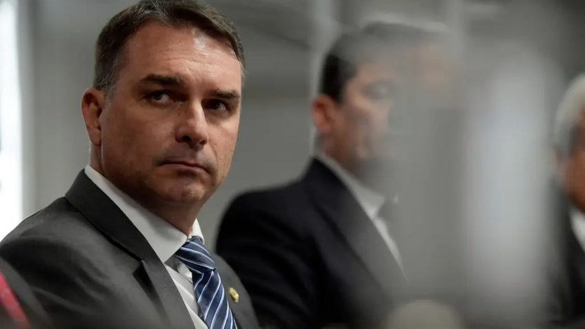 Flávio Bolsonaro é incluído na lista de indiciados da CPI do INSS por irregularidades.