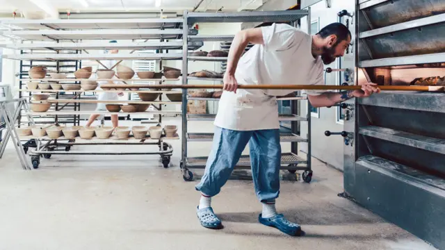 Imigrantes na Alemanha: busca por profissionais qualificados impulsiona a economia local.