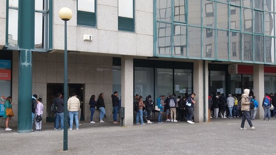 Homem sênior praticando ioga ao ar livre, com foco na respiração e relaxamento para melhorar o sono.