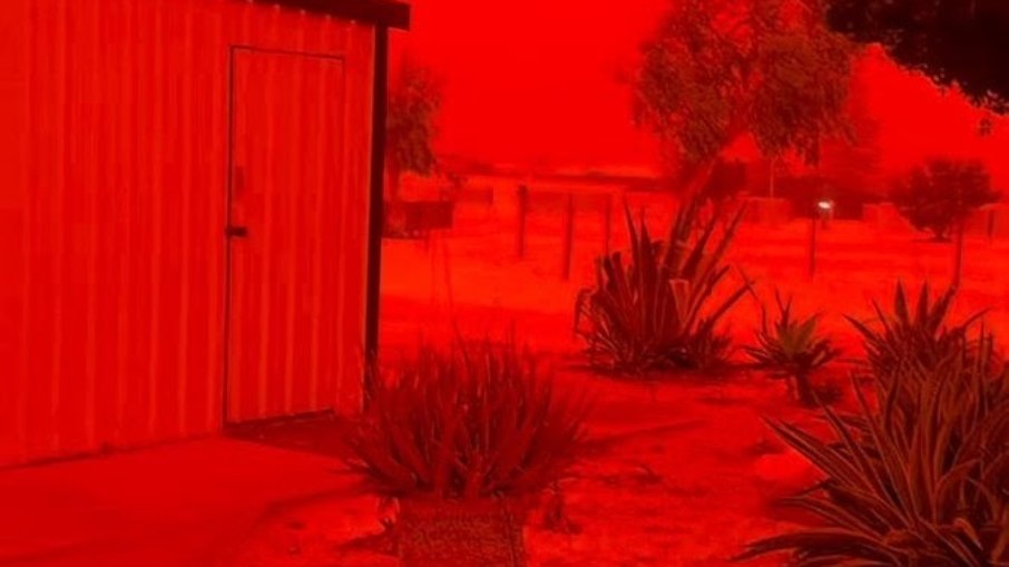 Céu avermelhado intenso causado pelo ciclone Narelle na Austrália Ocidental.